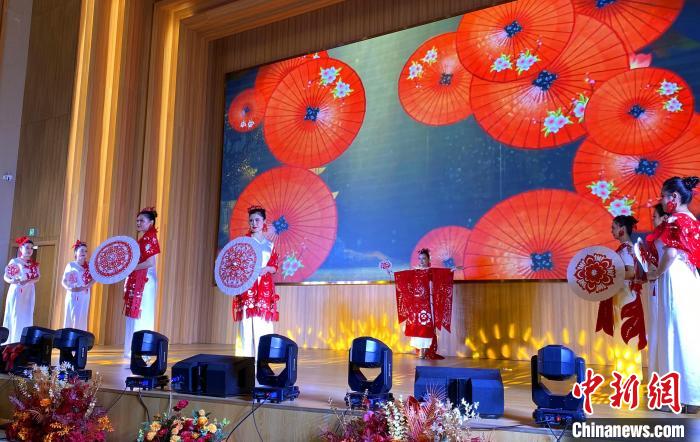 （新春走基层）把剪纸穿身上 这场国风走秀在新疆展非遗魅力