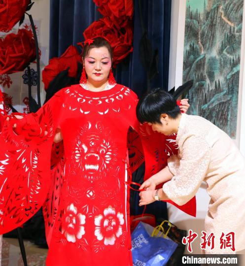 （新春走基层）把剪纸穿身上 这场国风走秀在新疆展非遗魅力