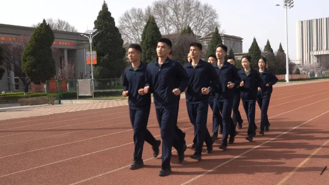 祝贺！我国陆军首批自主培养女飞行员成功完成单飞历程