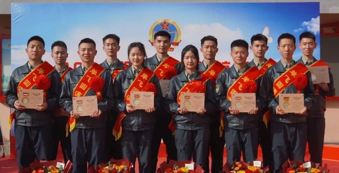 祝贺！我国陆军首批自主培养女飞行员成功完成单飞历程