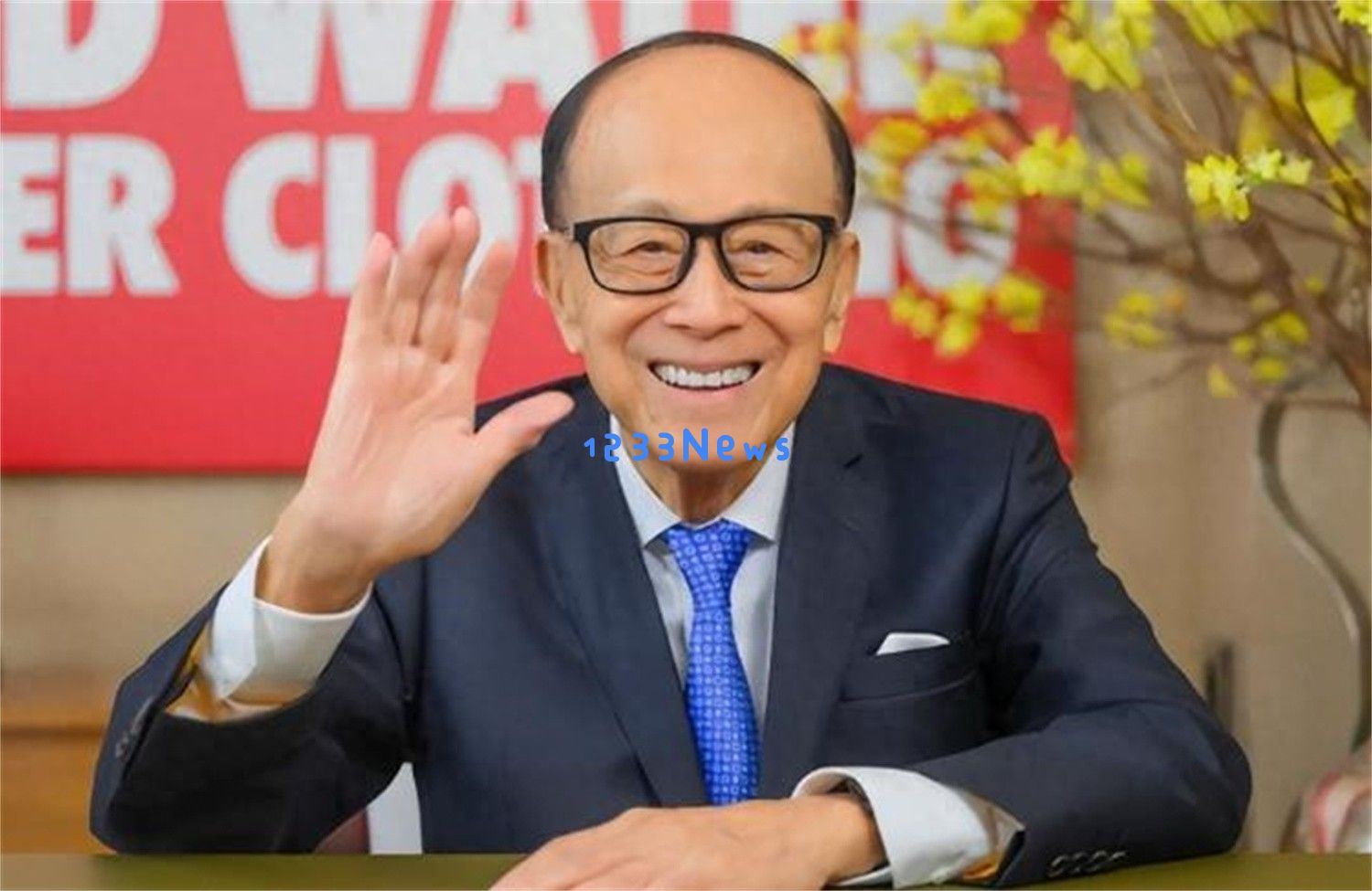 李嘉诚女友与新加坡高层达成协议，长和公司对国家调查展开反击，他露出了满脸的皱纹