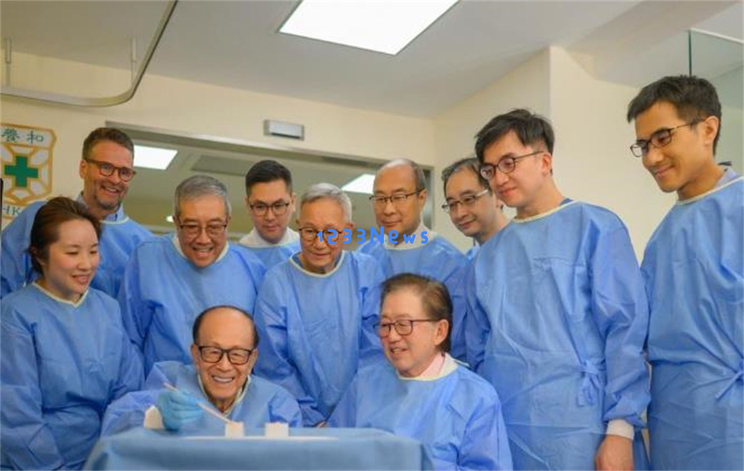李嘉诚女友与新加坡高层达成协议，长和公司对国家调查展开反击，他露出了满脸的皱纹