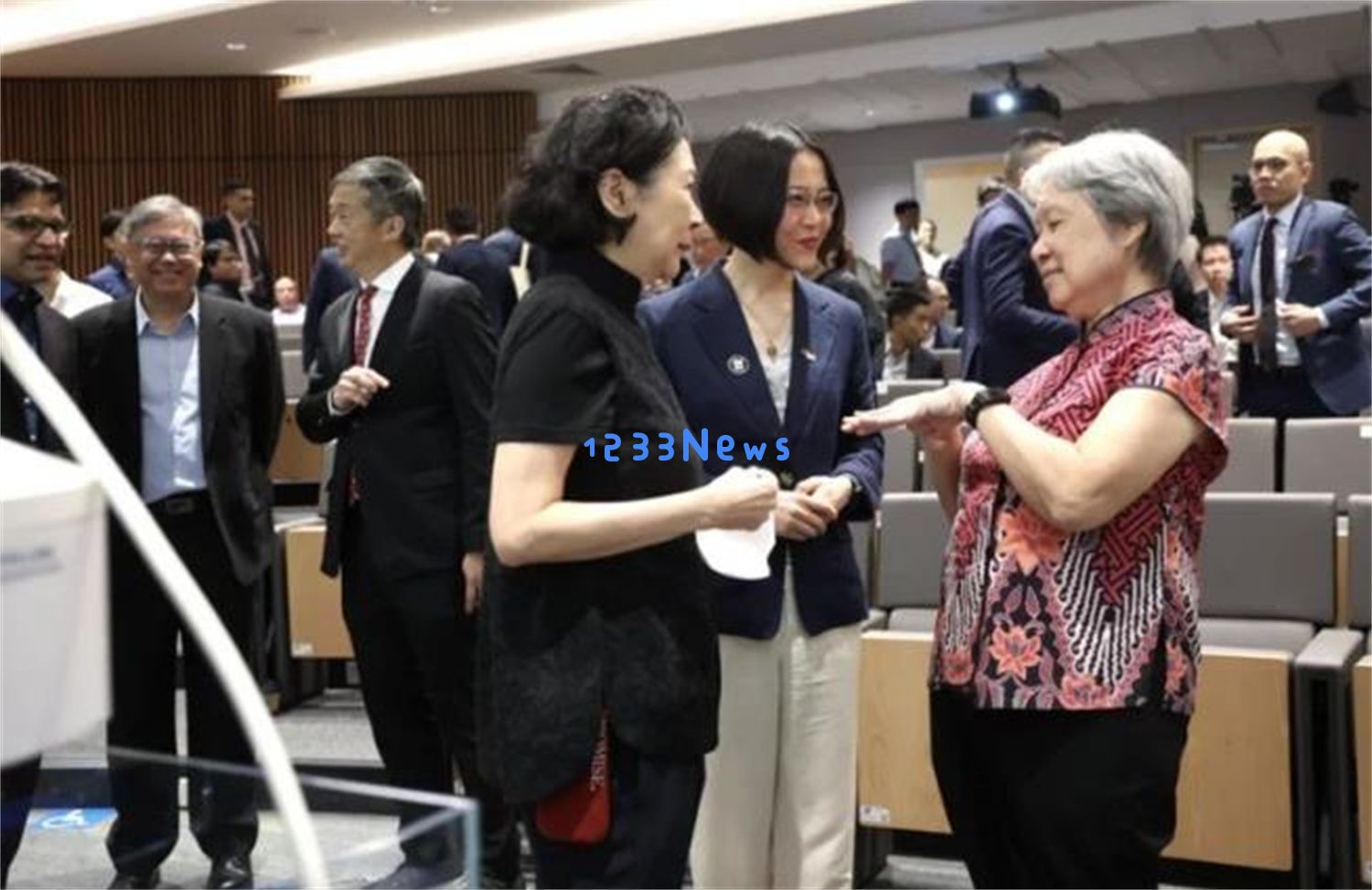 李嘉诚女友与新加坡高层达成协议，长和公司对国家调查展开反击，他露出了满脸的皱纹