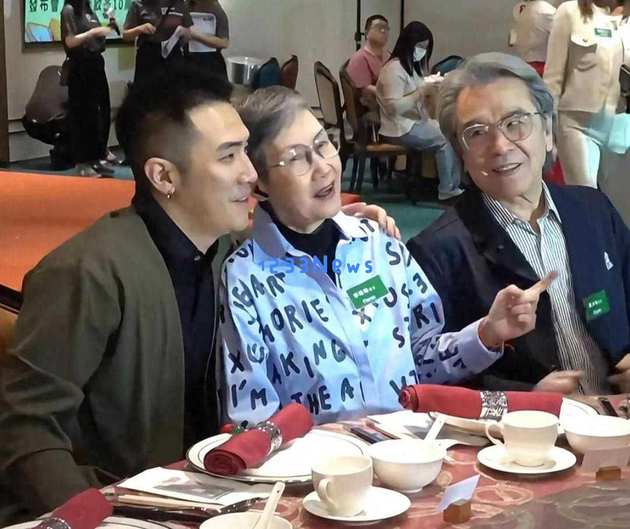 姜大卫父子齐聚一堂，78岁依然神采奕奕，儿子姜卓文低调亮相