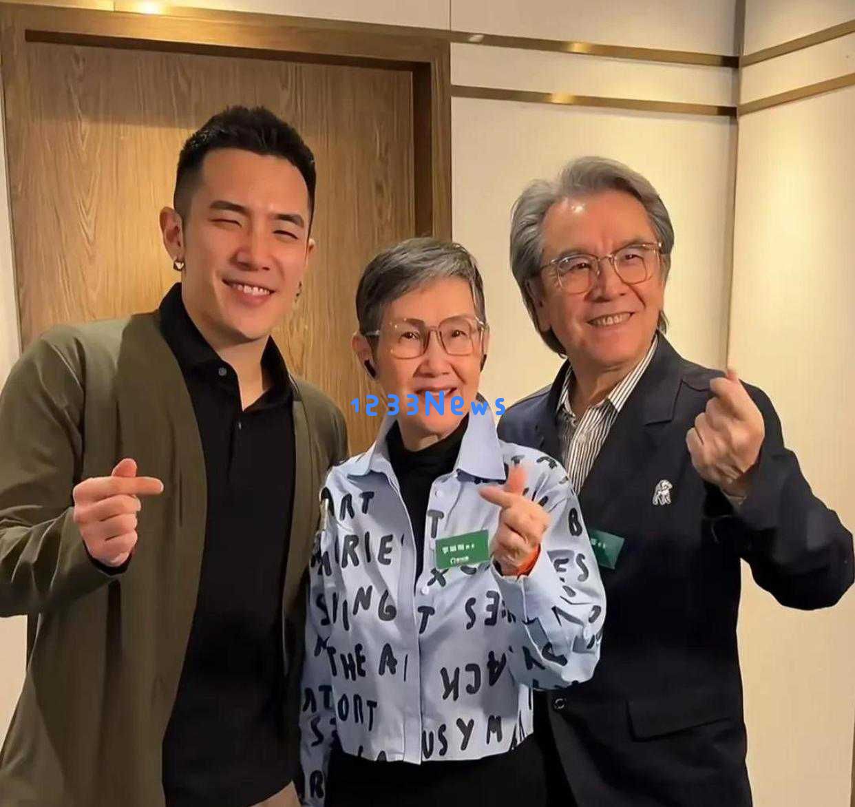 姜大卫父子齐聚一堂，78岁依然神采奕奕，儿子姜卓文低调亮相