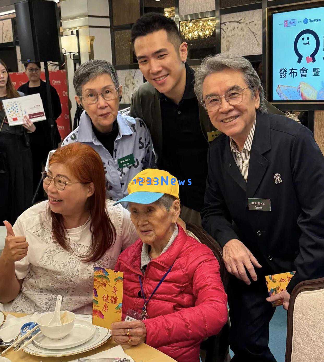 姜大卫父子齐聚一堂，78岁依然神采奕奕，儿子姜卓文低调亮相