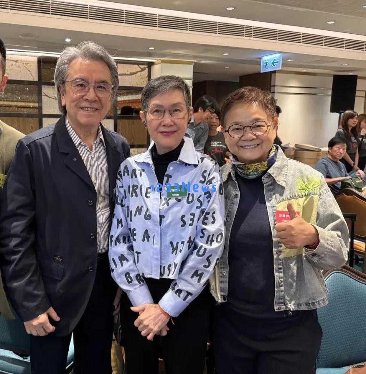 姜大卫父子齐聚一堂，78岁依然神采奕奕，儿子姜卓文低调亮相