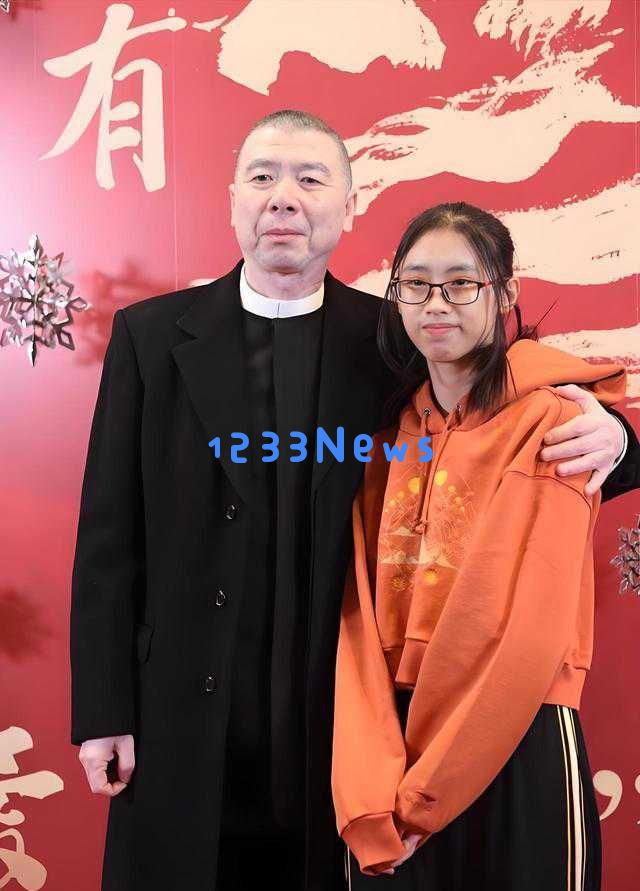 52岁李大双举办儿子百日庆典,三次婚姻的娇妻抱着宝宝亮相