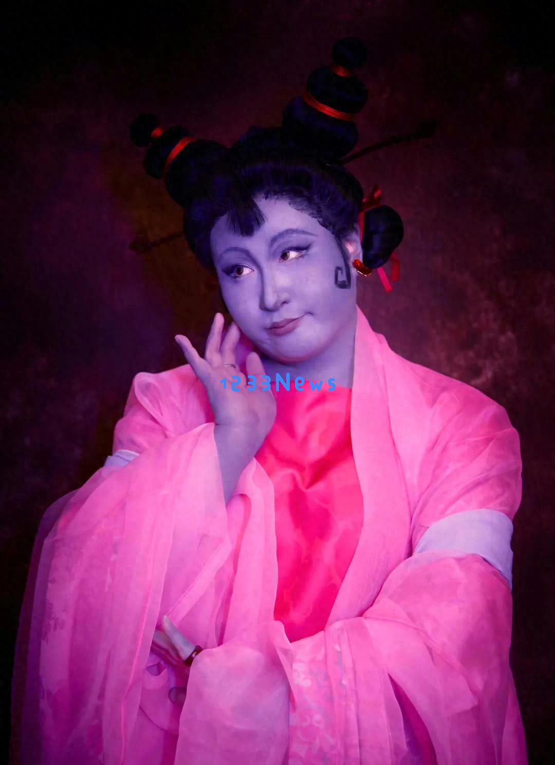 锤娜丽莎化身石矶娘娘惊艳亮相,荧光粉装扮尽显丰满魅力