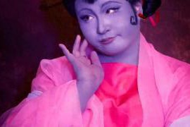 锤娜丽莎化身石矶娘娘惊艳亮相,荧光粉装扮尽显丰满魅力