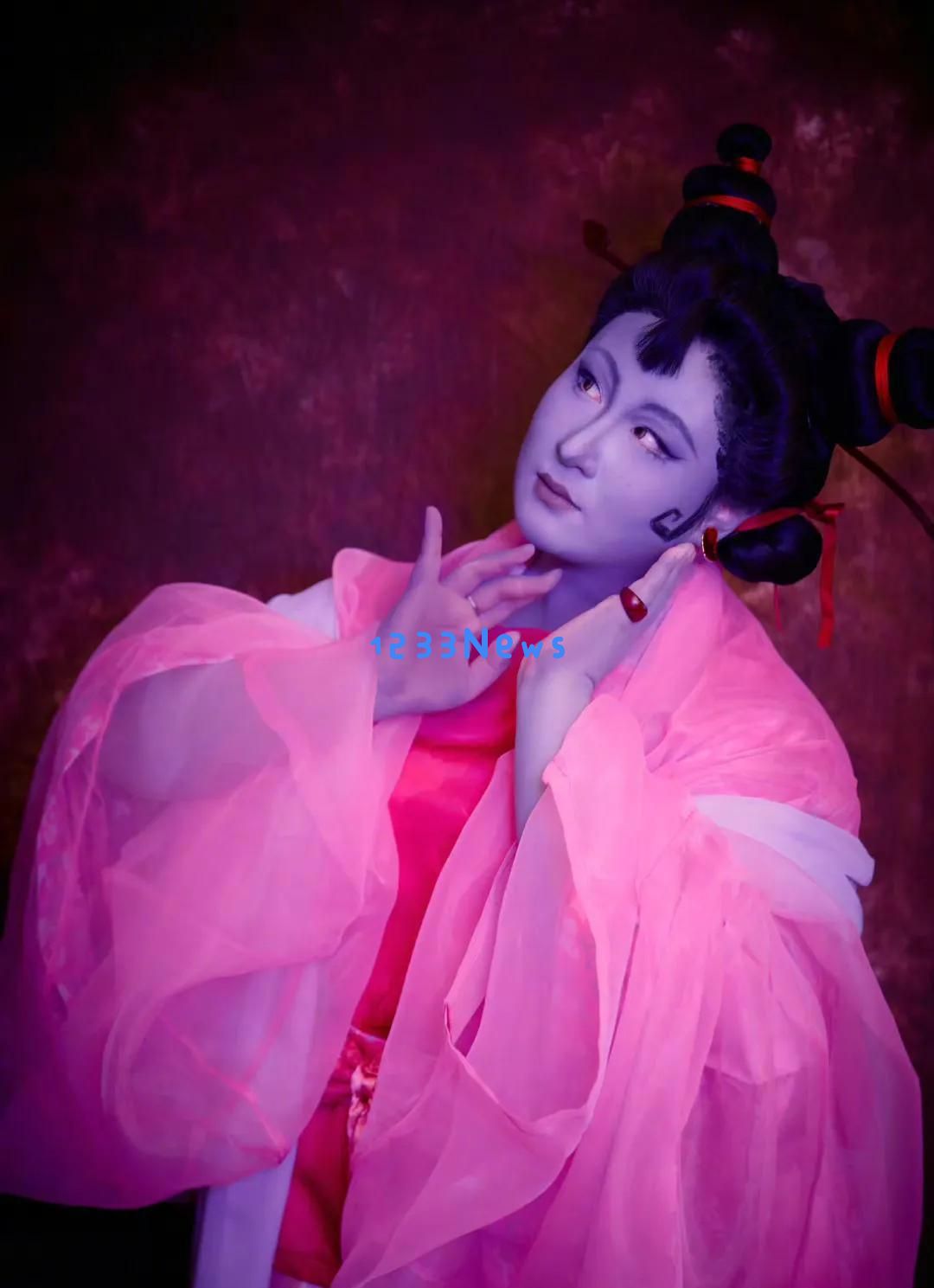 锤娜丽莎化身石矶娘娘惊艳亮相,荧光粉装扮尽显丰满魅力