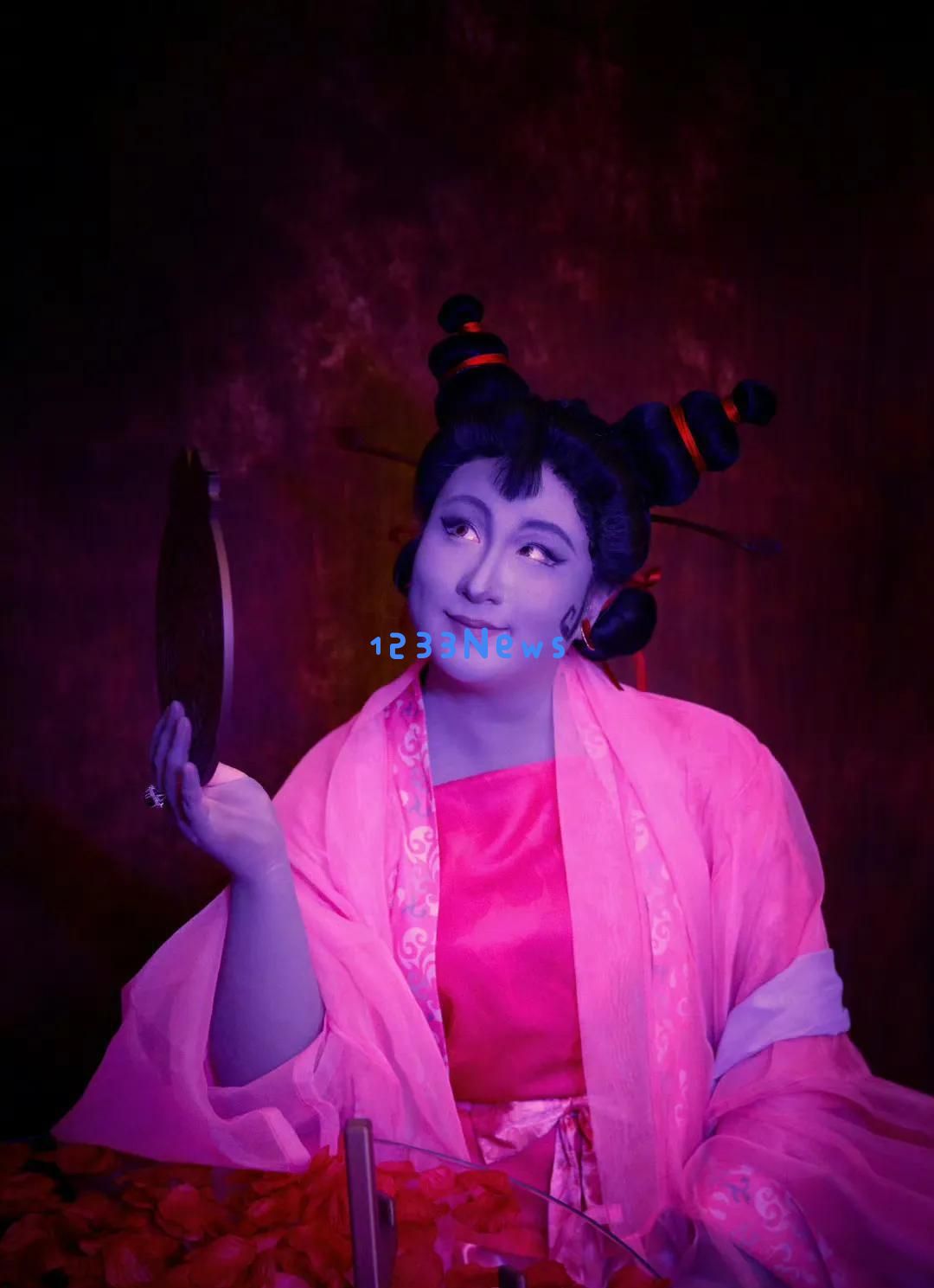 锤娜丽莎化身石矶娘娘惊艳亮相,荧光粉装扮尽显丰满魅力