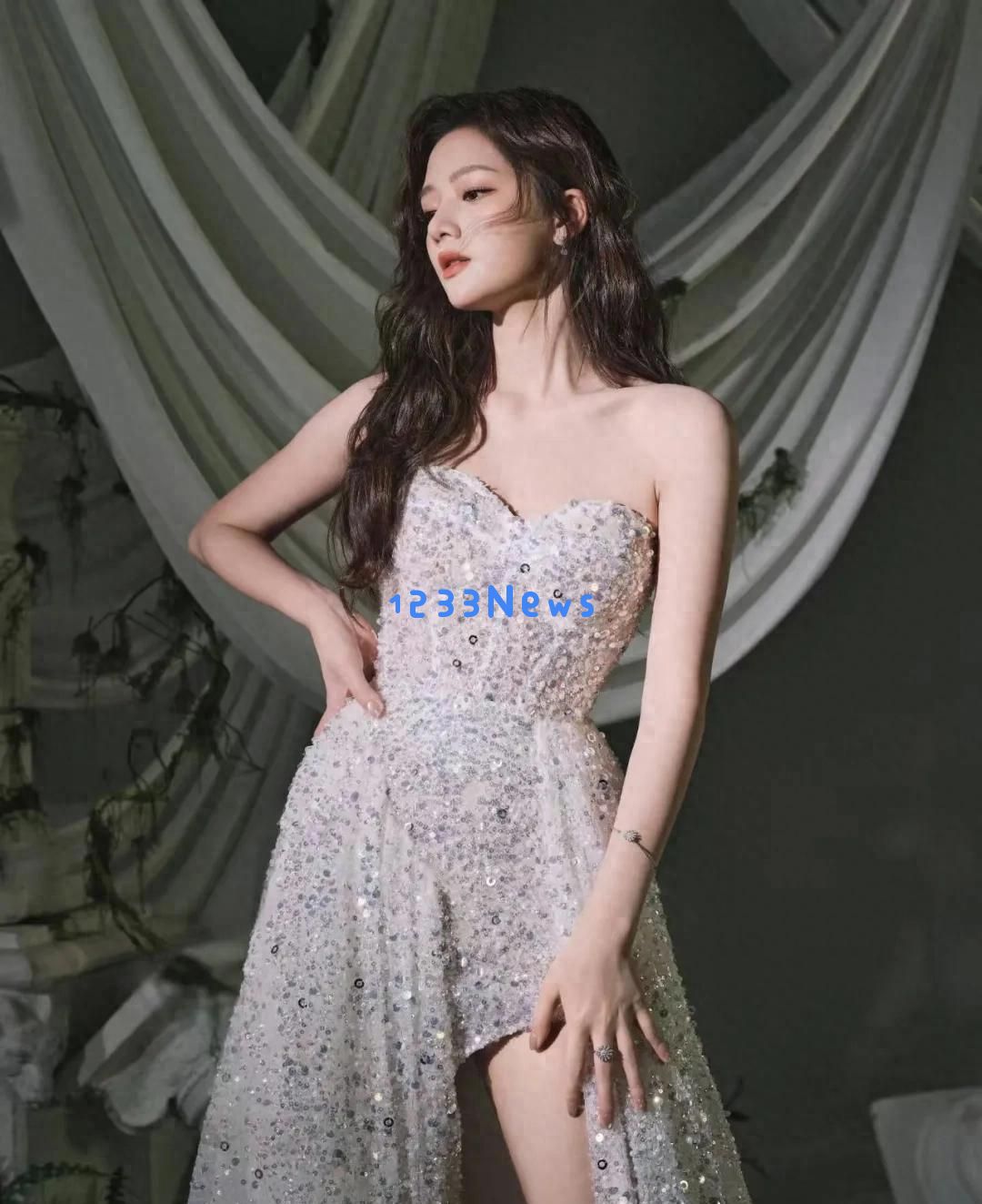 任敏华丽回归!耀眼亮片长裙展现完美身材,“容貌惊艳”引发广泛关注