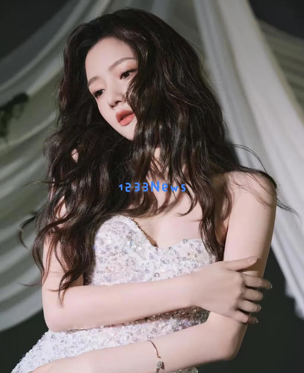 任敏华丽回归!耀眼亮片长裙展现完美身材,“容貌惊艳”引发广泛关注