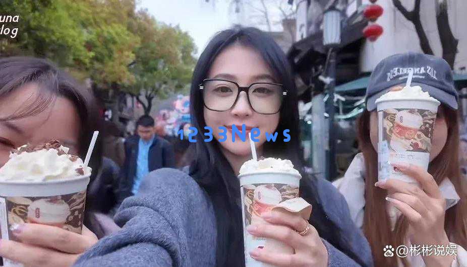 潘玮柏的妻子宣云重返南京,品尝老门东的糖藕粥和桂花糕,个人颜值出众