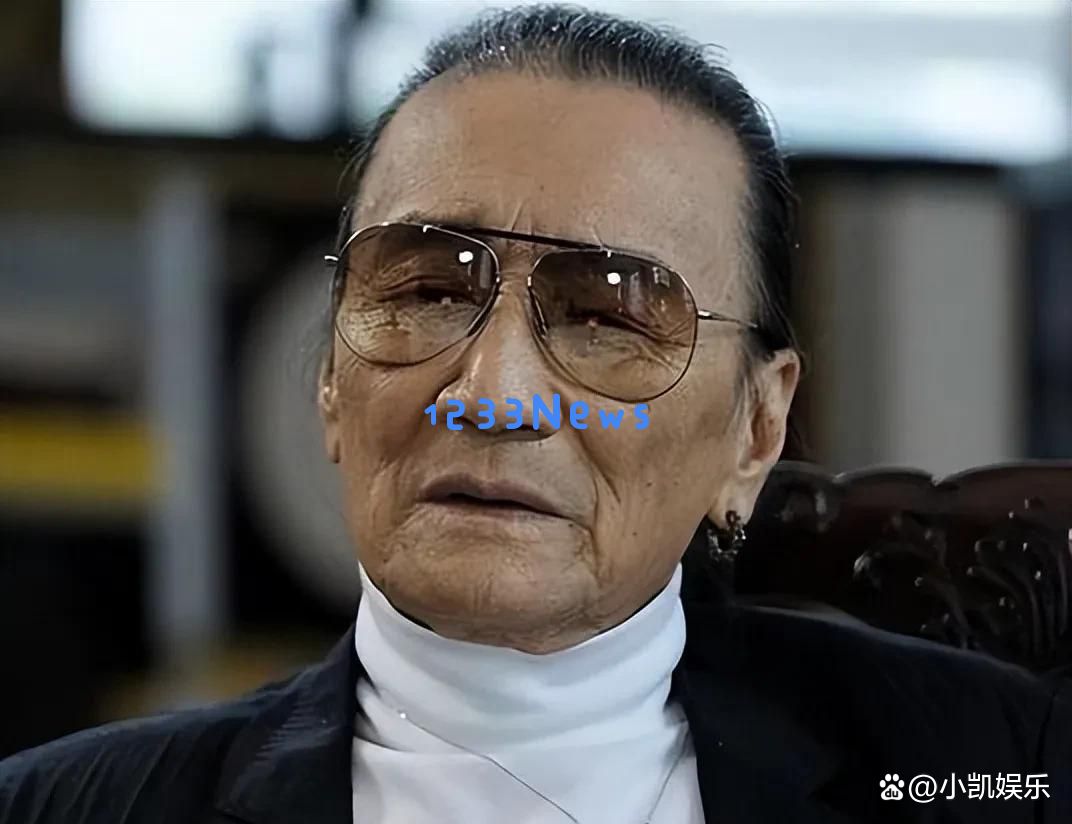 缺席谢霆锋演唱会的谢贤现身，坐轮椅被保姆扶持，脸色显得有些疲惫