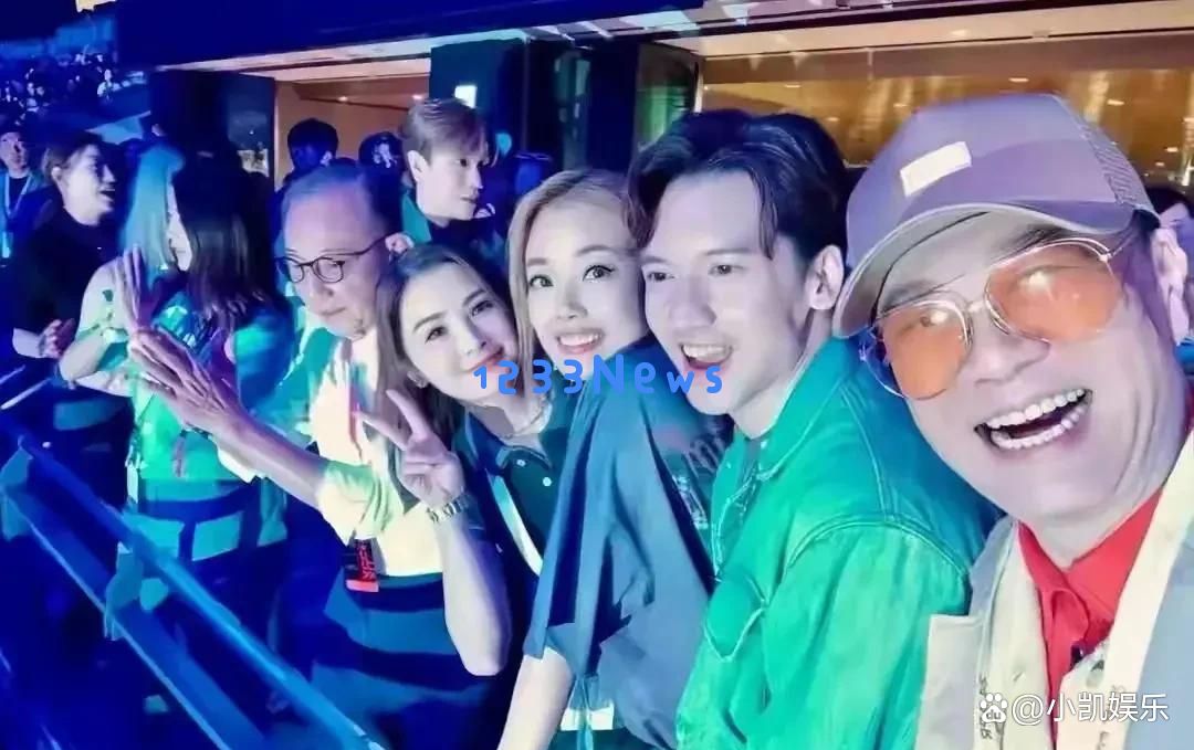 缺席谢霆锋演唱会的谢贤现身，坐轮椅被保姆扶持，脸色显得有些疲惫