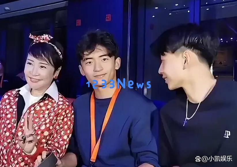缺席谢霆锋演唱会的谢贤现身，坐轮椅被保姆扶持，脸色显得有些疲惫