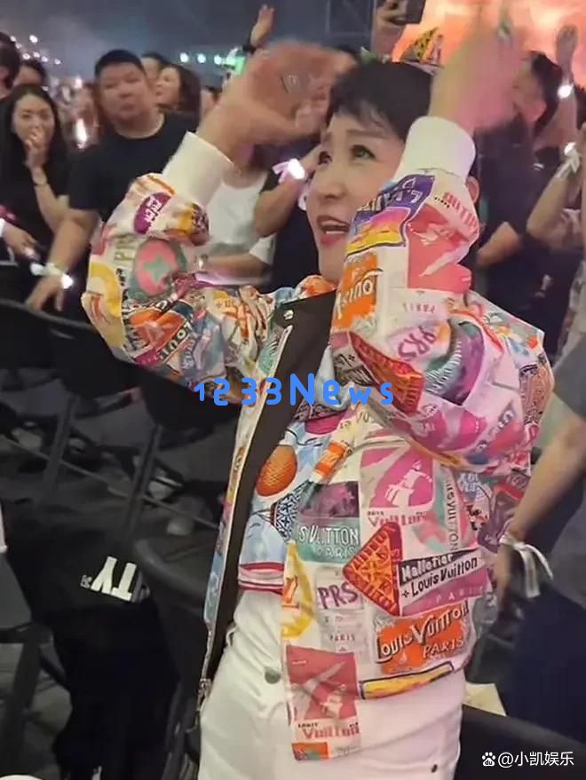 缺席谢霆锋演唱会的谢贤现身，坐轮椅被保姆扶持，脸色显得有些疲惫