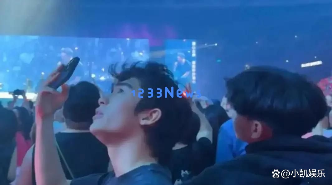 缺席谢霆锋演唱会的谢贤现身,坐轮椅被保姆扶持,脸色显得有些疲惫