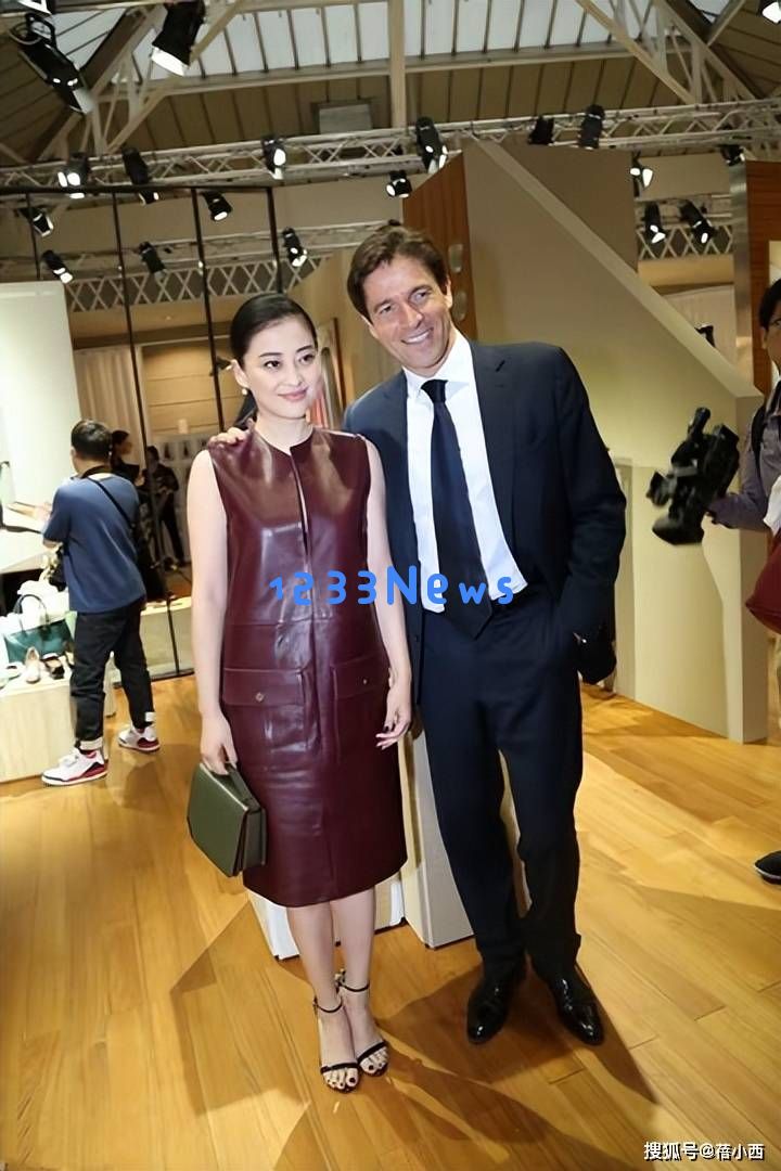49岁梅婷成功减肥，身穿裹身裙配低马尾，显年轻二十岁，颜值飙升引人注目