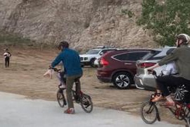 撒贝宁与李白携子女骑行三河，家庭出游打扮简朴，小撒肤色逐渐变黑像农民
