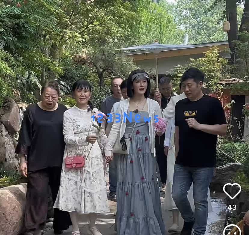谢娜母亲碎花裙搭配白丝凉鞋出门,助理为其撑伞引发争议,明星特权让谁感到不满?