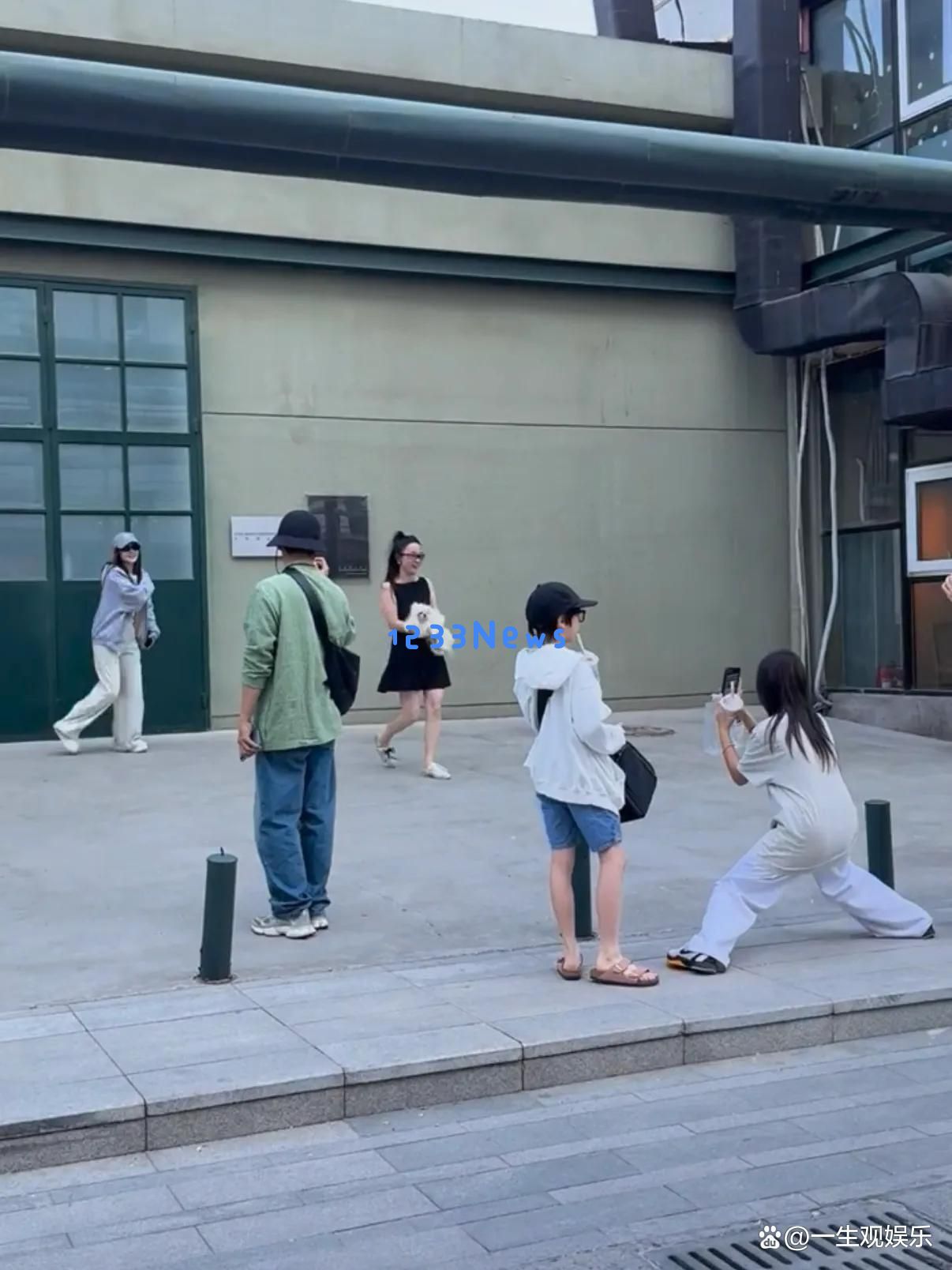 霍思燕与李小璐家庭五一假期亲密出游,贾乃亮陪同甜馨和嗯哼快乐聊天