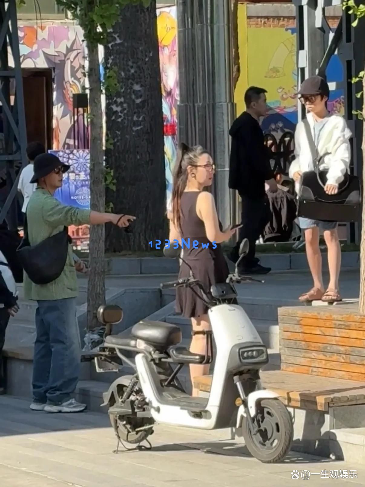 霍思燕与李小璐家庭五一假期亲密出游,贾乃亮陪同甜馨和嗯哼快乐聊天