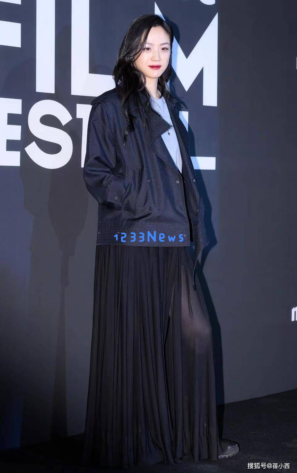 45岁汤唯红毯造型：夹克搭配薄纱裙和长筒靴，展现时尚魅力与优雅气质