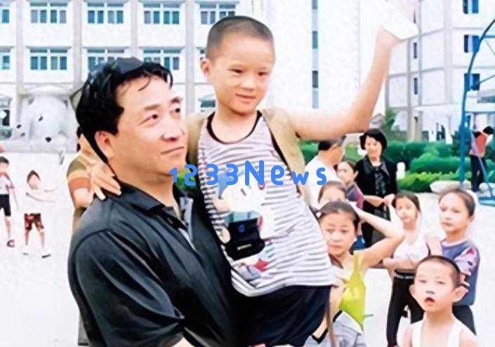 姜昆:26年前毅然决定收养6岁孤儿,现今养子让他倍感骄傲