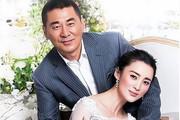 游乐园的热闹时刻，陈建斌儿子7岁插兜跳舞引发众人围观