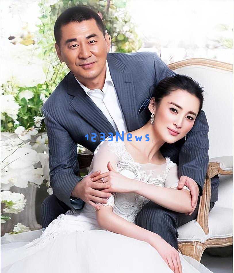 游乐园的热闹时刻，陈建斌儿子7岁插兜跳舞引发众人围观