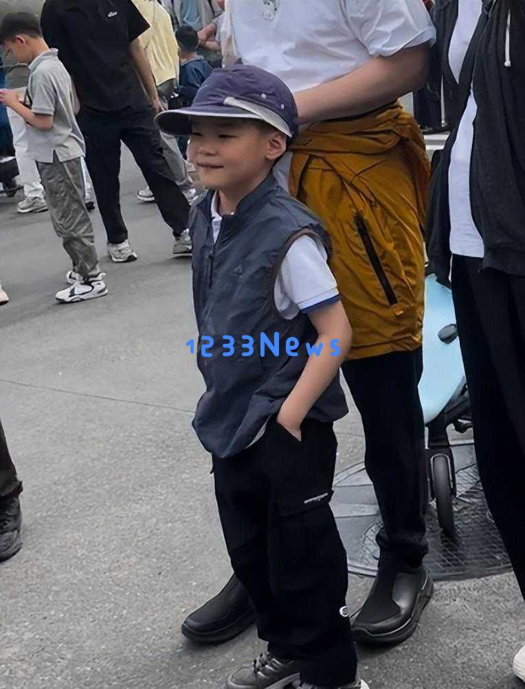 游乐园的热闹时刻，陈建斌儿子7岁插兜跳舞引发众人围观