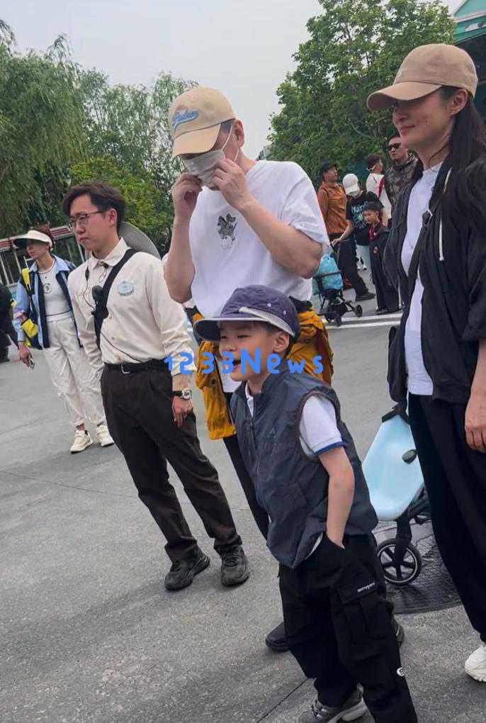 游乐园的热闹时刻，陈建斌儿子7岁插兜跳舞引发众人围观