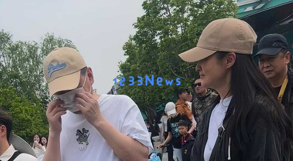 游乐园的热闹时刻，陈建斌儿子7岁插兜跳舞引发众人围观