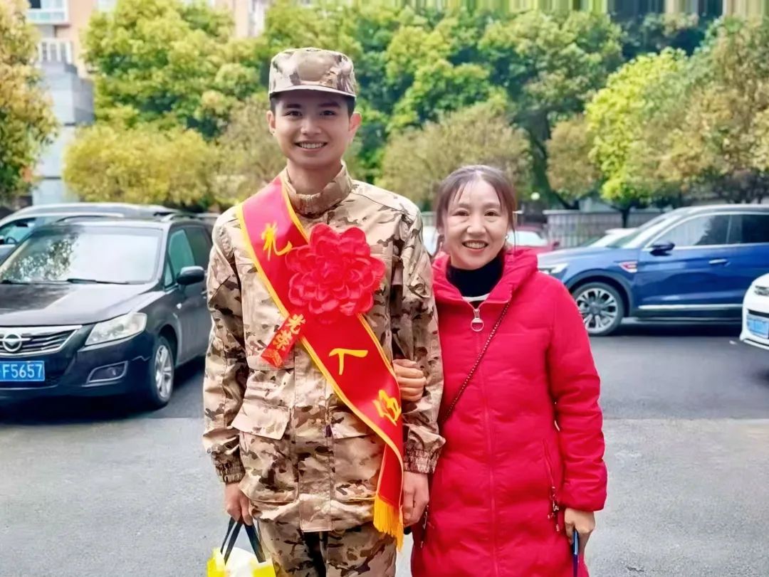 士兵与母亲珍贵的合影时刻，每张照片都映射出不一样的感人故事……