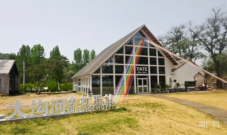 在乡村小路上，迎接脉动中国：通道畅通唤醒沉寂山村，产业兴盛描绘振兴新篇