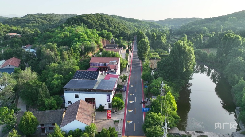 在乡村小路上，迎接脉动中国：通道畅通唤醒沉寂山村，产业兴盛描绘振兴新篇