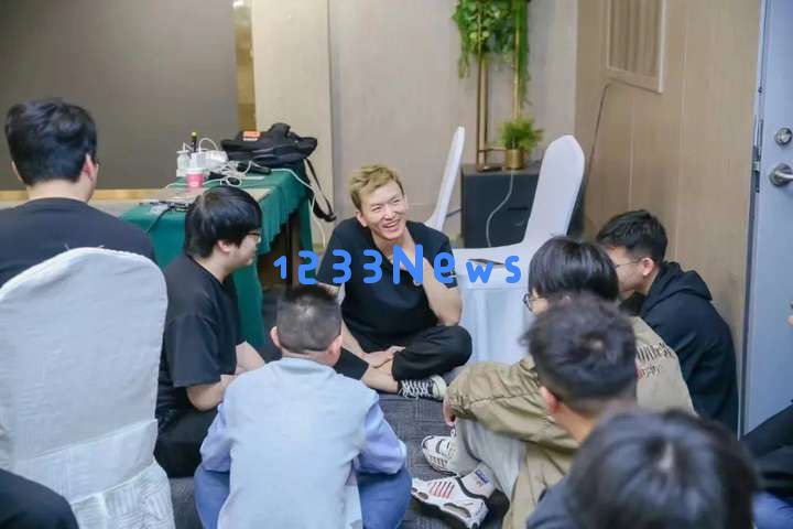 被AI取代的前同事，正在通过AI年入百万