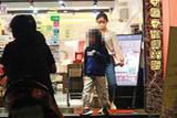 林心如与霍建华携手女儿小海豚散步,网友纷纷表示羡慕幸福满溢!