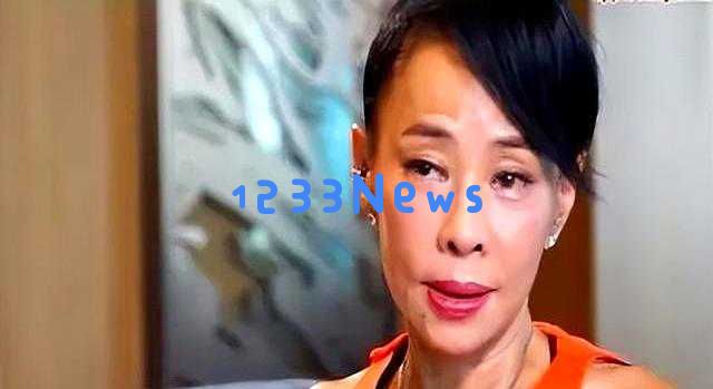 周润发庆祝70岁生日,陈荟莲抱爱犬,虽然富有却无子女,令人感叹