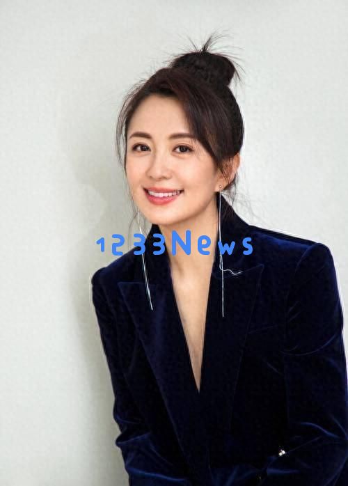 杨童舒现状:虽已50岁依然容颜焕发,执教大学且儿子帅气与她神似