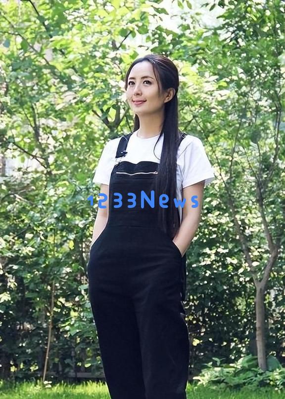 杨童舒现状:虽已50岁依然容颜焕发,执教大学且儿子帅气与她神似