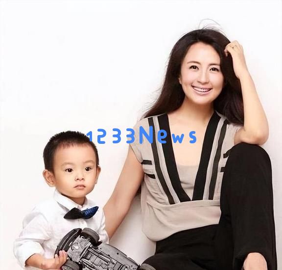 杨童舒现状:虽已50岁依然容颜焕发,执教大学且儿子帅气与她神似