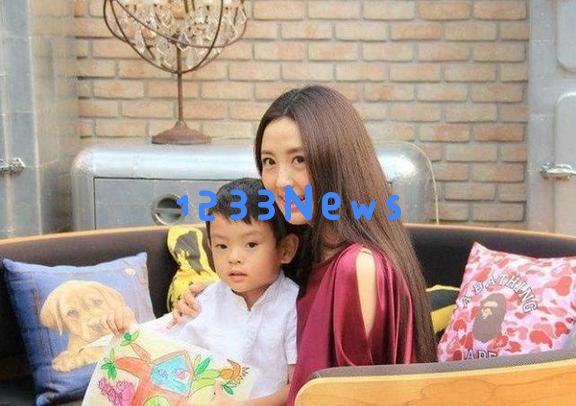 杨童舒现状:虽已50岁依然容颜焕发,执教大学且儿子帅气与她神似