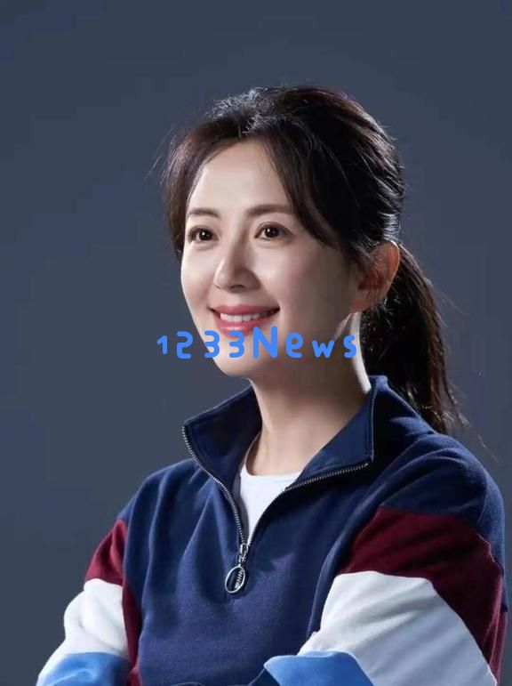 杨童舒现状:虽已50岁依然容颜焕发,执教大学且儿子帅气与她神似