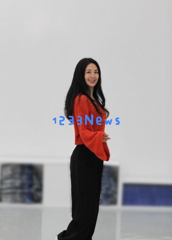 杨童舒现状:虽已50岁依然容颜焕发,执教大学且儿子帅气与她神似