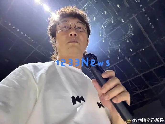 陈奕迅夜晚发布自拍照,网友评论称他已经全面复活,状态回归巅峰