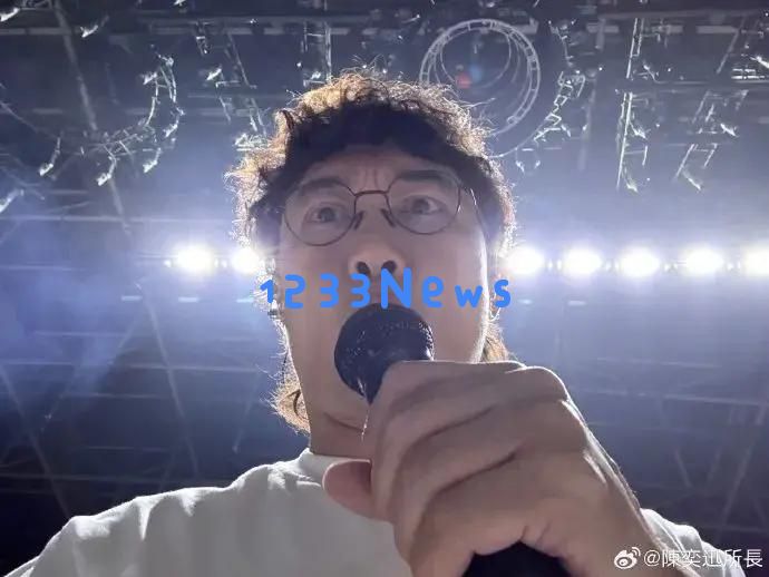 陈奕迅夜晚发布自拍照,网友评论称他已经全面复活,状态回归巅峰